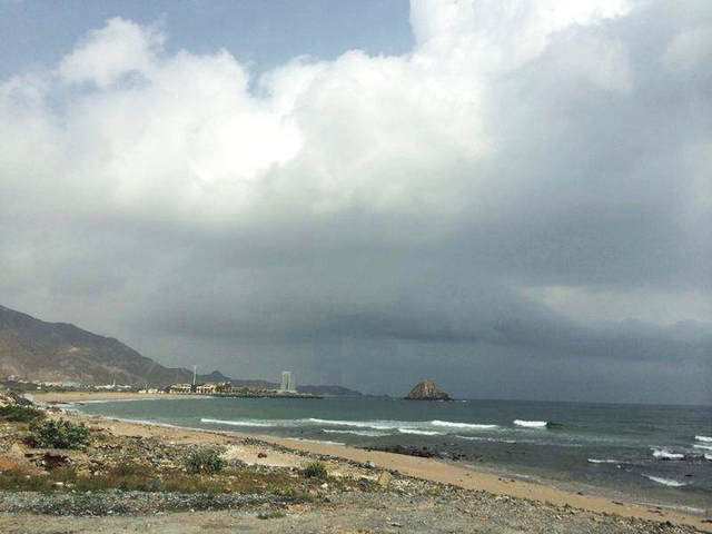 "غيوم كثيفة أدت إلى سقوط أمطار متوسطة"