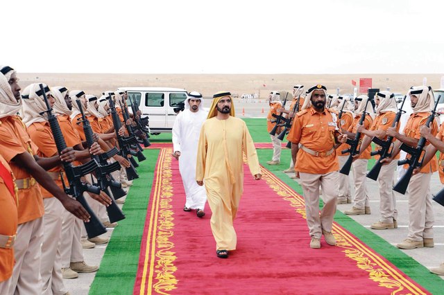 "..وسموه يرافقه حمدان بن محمد يستعرض حرس الشرف بحضور عبدالله الكتبي"
