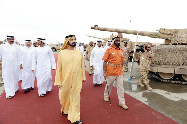 "محمد بن راشد يطلع على مجموعة من أسلحة وحدات قواتنا المسلحة بحضور حمدان بن محمد ومصبح الفتان وعبدالله الكتبي وخميس المزينة و سلطان السبوسي"