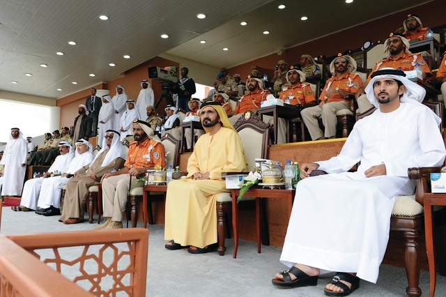 "محمد بن راشد وحمدان بن محمد يتابعان الاحتفال بحضور سعيد بن مكتوم وضاحي خلفان ومصبح الفتان والكتبي والمزينة"