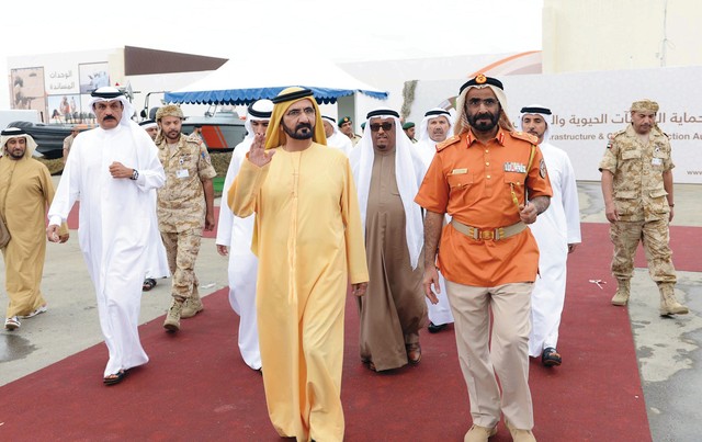 "محمد بن راشد يرافقه حمدان بن محمد خلال حضورهما مهرجان الوحدات المساندة للرماية بحضور ضاحي خلفان ومصبح الفتان وعبدالله الكتبي وخميس المزينة وسلطان السبوسي \tتصوير: سيف محمد"
