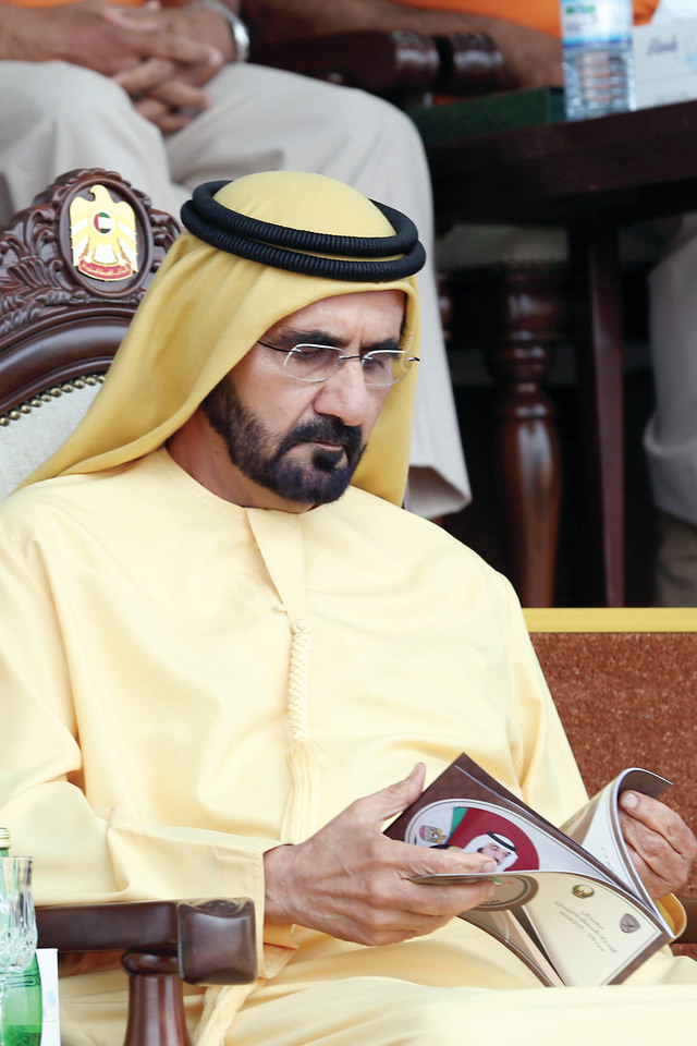 "نائب رئيس الدولة يطلع على كتيب المهرجان"