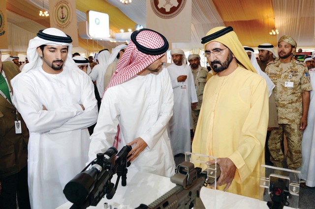 "محمد بن راشد يرافقه ولي عهد دبي خلال تفقدهما معرض الأسلحة والمعدات المصاحب لمهرجان الوحدات المساندة للرماية"