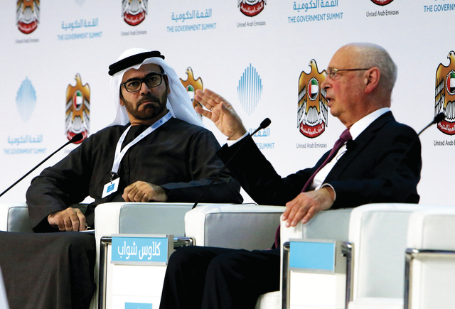 "محمد القرقاوي مع كلاوس شواب خلال الجلسة الأولى"