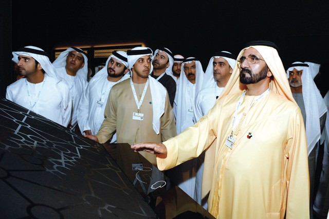 "..و يتفقد المدينة الذكية بحضور حمدان ومكتوم بن محمد وسيف ومنصور بن زايد ونهيان بن مبارك ومحمد المر ومحمد القرقاوي والحميدان"