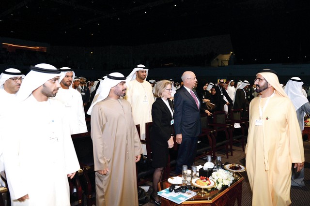 ".. وسموه لدى وصوله إحدى الجلسات وفي استقباله حمدان بن مبارك والجابر والعويس \tتصوير: سيف محمد"