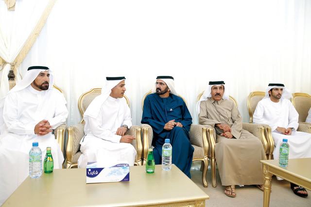 "محمد بن راشد معزيا علي الشعفار بحضور حمدان بن محمد وسيف الشعفار \tتصوير ــــ محمد هشام"