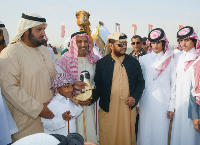 "سلطان بن زايد يتوج الفائز بالمركز الأول في الشوط الذهبي للشيوخ"