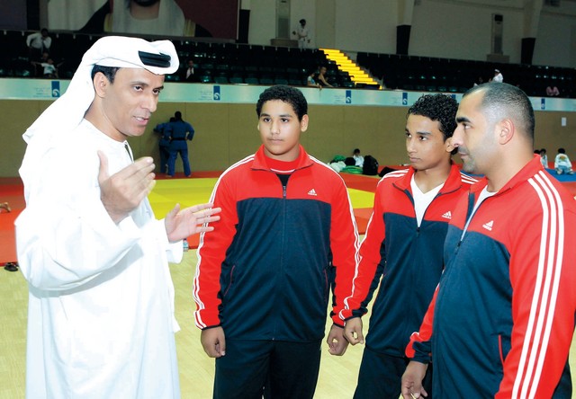 "محمد بن ثعلوب يتحدث للاعبي منتخب الأمل بحضور المدرب من المصدر"