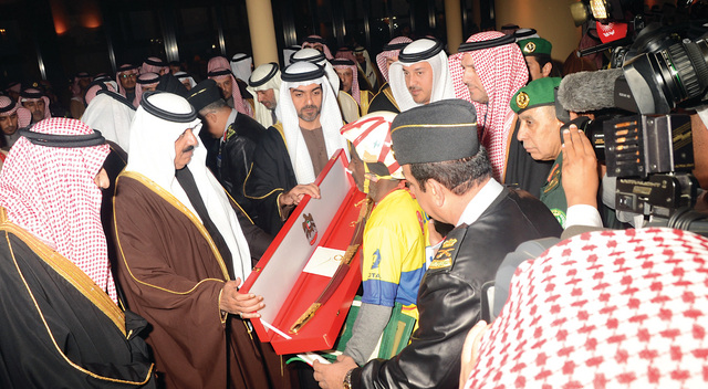 "حامد بن زايد يسلم احد الفائزين هدية خليفة في مهرجان الجنادرية\tوام"