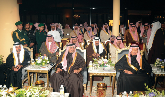 "حامد بن زايد وولي عهد السعودية وولي عهد البحرين خلال الافتتاح"