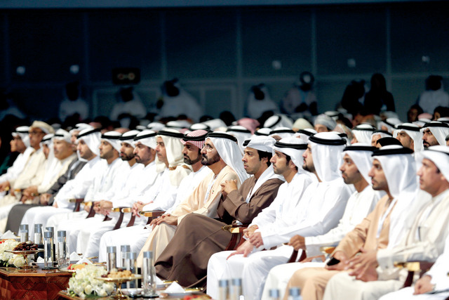 "محمد بن راشد خلال متابعة الجلسة بحضور حمدان ومكتوم ومنصور بن محمد وسيف ومنصور بن زايد وحمدان بن مبارك والشيوخ والشيباني \t\t  تصوير- سيف محمد ومحمد هشام"