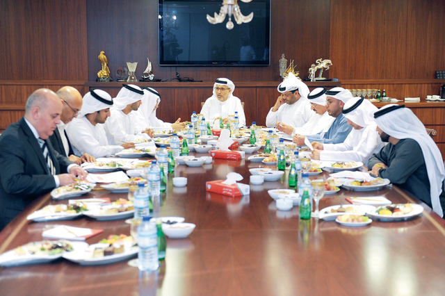 "اجتماع اتحاد الكرة مع المحترفين والمجالس الرياضية شهد نقاشاً صريحاً \t البيان"