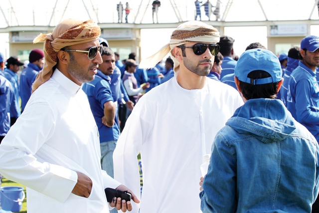 "منصور بن محمد خلال متابعته السباق"