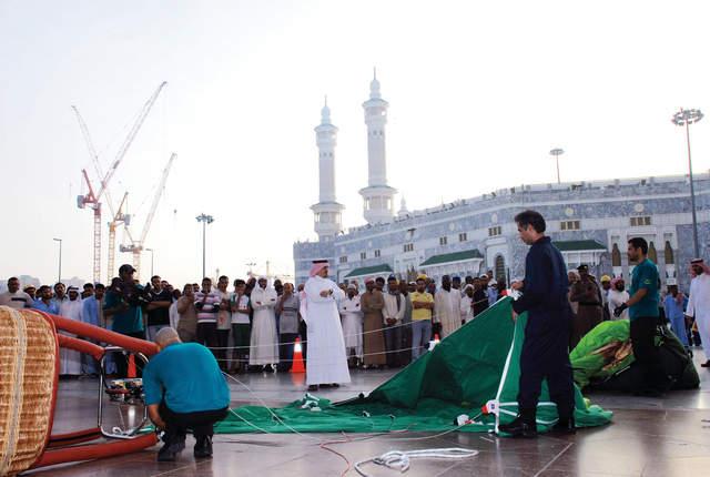 "خلال تجهيز منطاد الإمارات لبدء التحليق في باحة الحرم المكي الشريف"