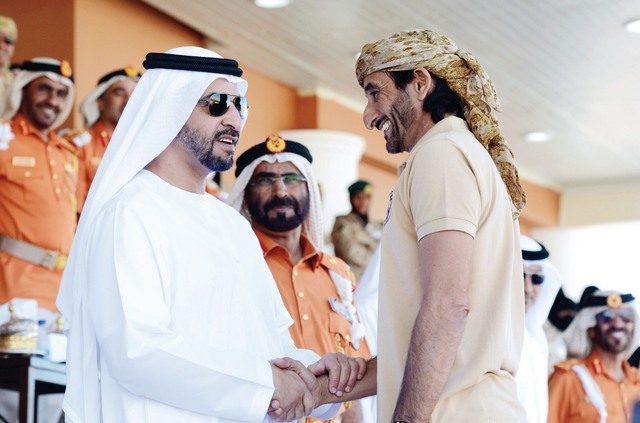 "حمدان بن زايد يصافح أحمد بن حشر آل مكتوم\t وام"