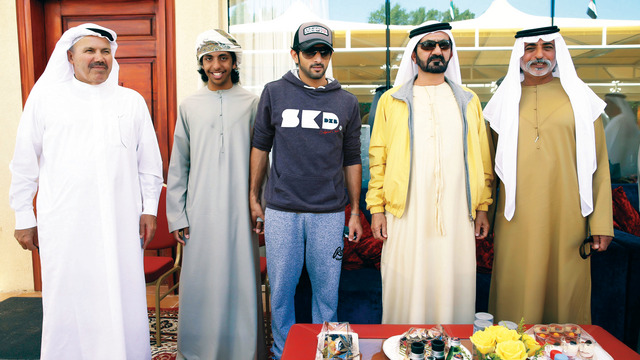 "محمد بن راشد وحمدان بن محمد ونهيان بن مبارك ونجله ومصبح الفتان لدى حضور السباق تصوير ــ خليفة اليوسف"