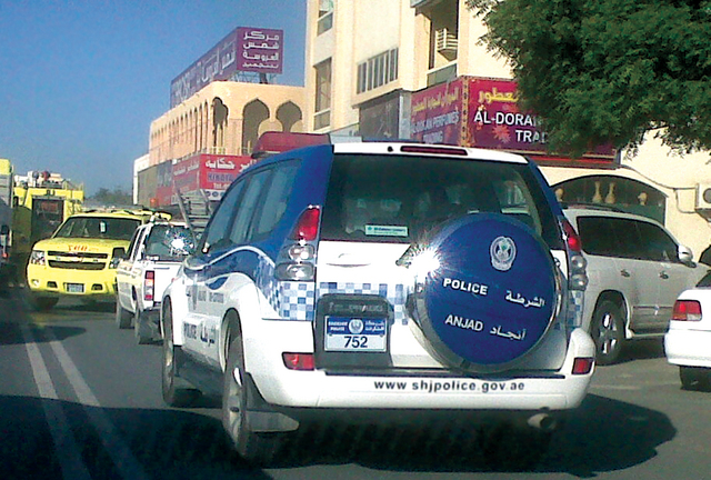 "الشرطة وفرق الاطفاء \tالبيان"