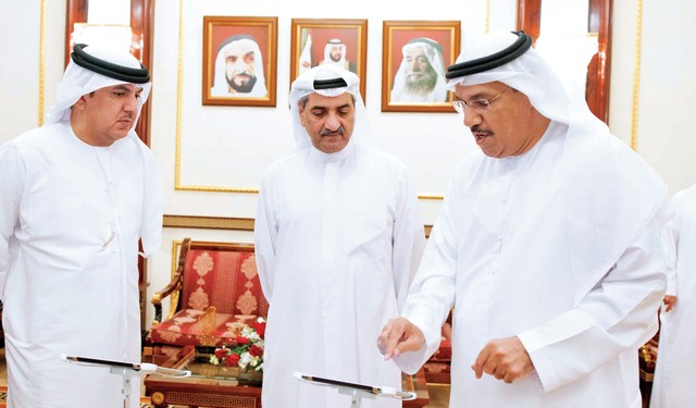 "حاكم الفجيرة يستمع إلى شرح مفصل عن الخدمات الالكترونية بحضور الأفخم"