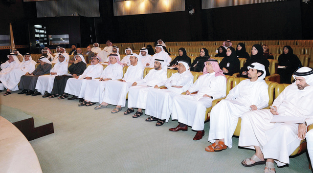 "حسين لوتاه وعدد من مديري الإدارات ورؤساء الأقسام خلال لقاء الإبداع \tالبيان"