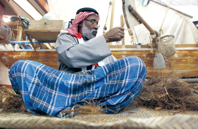 "تعريف بالحرف القديمة عند أهل البحر في ركن البيئة البحرية وام"