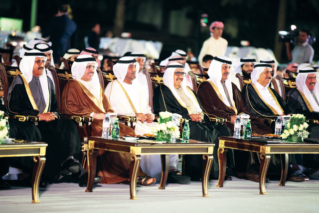 "نائب حاكم دبي رئيس الهيئة وأحمد بن سعيد ومطر الطاير وسعيد الطاير وسعيد الكندي وماجد الشامسي خلال فعاليات الحفل"