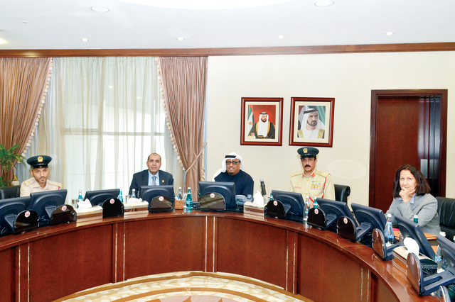 "ضاحي خلفان وخميس المزينة خلال الاستماع إلى العرض\t\tالبيان"