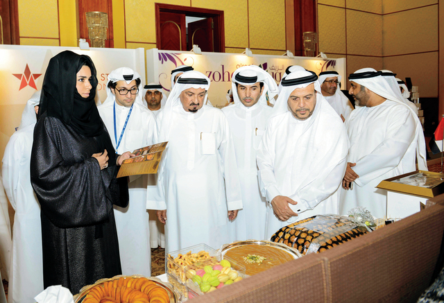 "حاكم عجمان خلال تفقد أقسام المعرض"