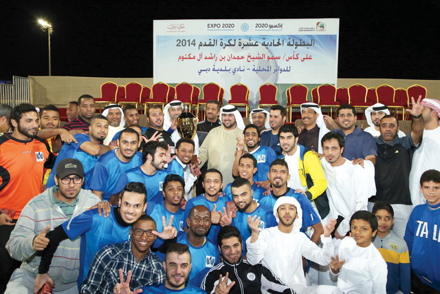 "سعيد بن حمدان بن راشد يتوسط لاعبي الجمارك الأبطال\t\tتصوير ـ خالد نوفل"