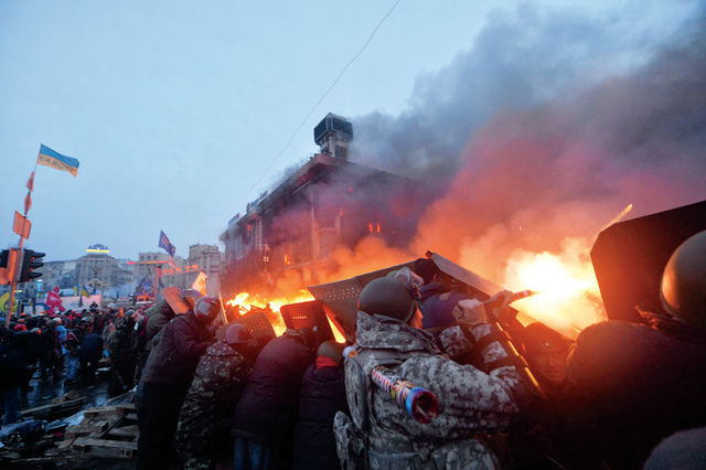 "وسط كييف يتحول إلى ساحة حرب حقيقية بين المحتجين والأمن \t أ.ف.ب"