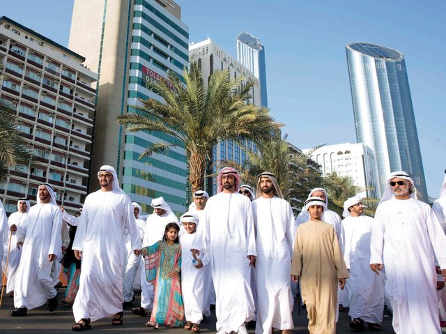 "محمد بن زايد يتقدم المسيرة بحضور عمار النعيمي ومحمد بن سعود وسرور بن محمد وعبدالله بن زايد ونهيان بن مبارك"
