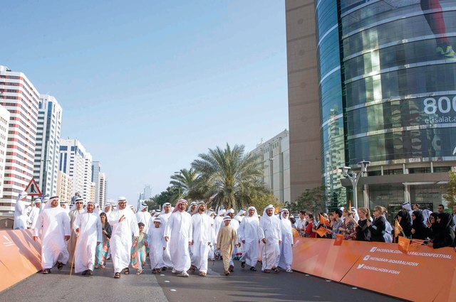 "محمد بن زايد خلال المسيرة يرافقه عمار النعيمي ومحمد بن سعود وسرور بن محمد وعبدالله بن زايد ونهيان بن مبارك"