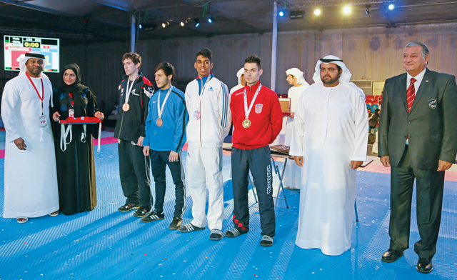 "محمد بن حمد الشرقي يتوج الفائزين في منافسات اليوم الأول تصوير: محمد منور"