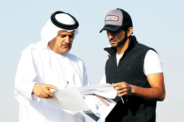 "...وسموه يتحدث مع سعيد الطاير عن السباق\t تصوير -موهان"