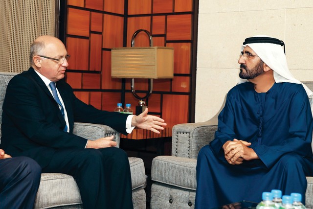 "محمد بن راشد   في حديث مع هيكتور تيمرمان\t\t\t\t\t             تصوير: خليفة اليوسف"