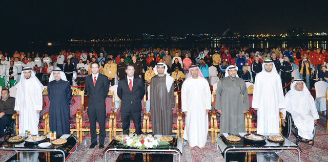 "الشريف والهاملي وبالرقاد وضيوف الحفل اثناء عزف السلام الوطني"