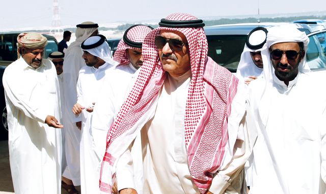 "حمدان بن راشد خلال متابعته السباق"