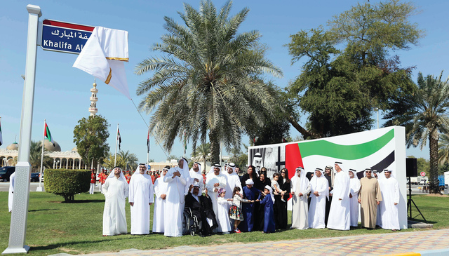"نهيان بن زايد يزيح الستار عن اسم خليفة المبارك  بحضور نهيان بن مبارك وآل الفقيد البيان"