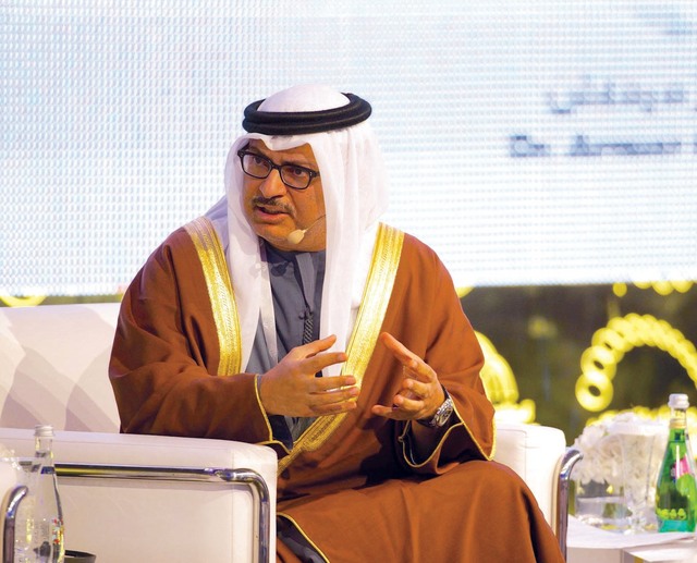 "أنور قرقاش متحدثا في إحدى جلسات المنتدى"