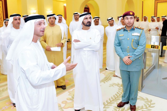 "محمد بن راشد وسيف ومنصور بن زايد والوزراء خلال التسجيل في مشروع المنافذ الإلكترونية"
