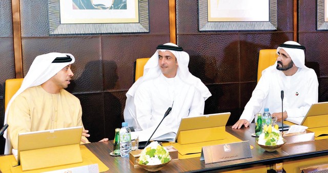 "محمد بن راشد في حديث مع سيف ومنصور بن زايد خلال ترؤسه اجتماع مجلس الوزراء \tتصوير- سيف محمد"
