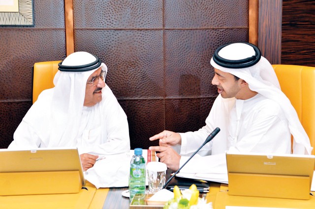 "حمدان بن راشد وعبدالله بن زايد يتبادلان الحديث"