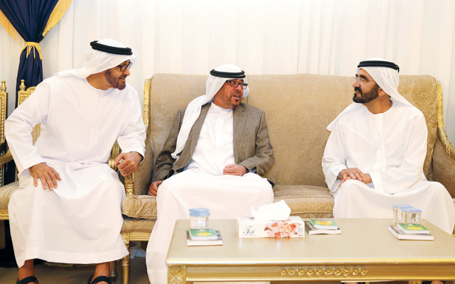 "محمد بن راشد ومحمد بن زايد يقدمان واجب العزاء إلى خلف بن أحمد العتيبة في وفاة نجله المر  \t تصوير ـــ محمد هشام ووام"