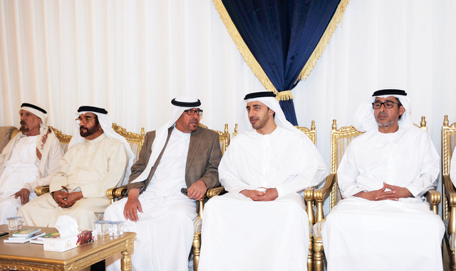 "سيف بن محمد وعبدالله بن زايد وأحمد خليفة السويدي يقدمون واجب العزاء"
