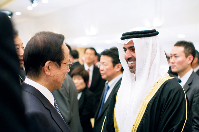 "حامد بن زايد مصافحاً كبار الشخصيات اليابانية"