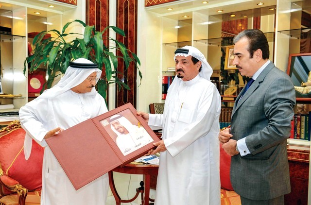 "حاكم عجمان يتسلم الكتاب من سالم بن إبراهيم السامان \t\t\t\t\t\t        وام"