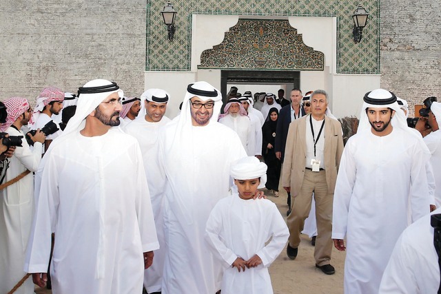 "محمد بن راشد ومحمد بن زايد وحمدان بن محمد ومنصور بن زايد وزايد بن محمد بن حامد بن طحنون آل نهيان خلال زيارة قصر الحصن التراثي في أبوظبي\t   تصوير ـــ محمد هشام ووام"