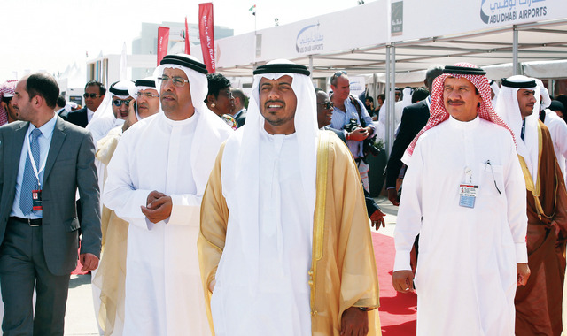 "سلطان بن طحنون وماجد المنصوري ويوسف الحمادي خلال الافتتاح\t\t تصوير- مجدي اسكندر"