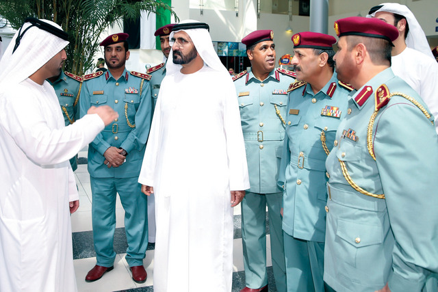 "نائب رئيس الدولة يستمع إلى شرح عن خدمات المركز"