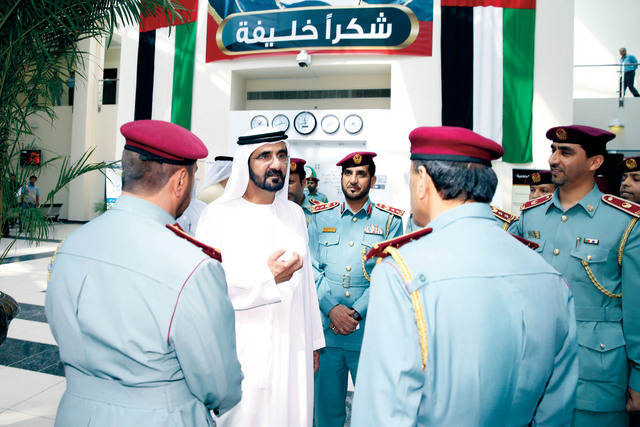 "..وسموه يتبادل الحديث مع عدد من ضباط مركز المرور"